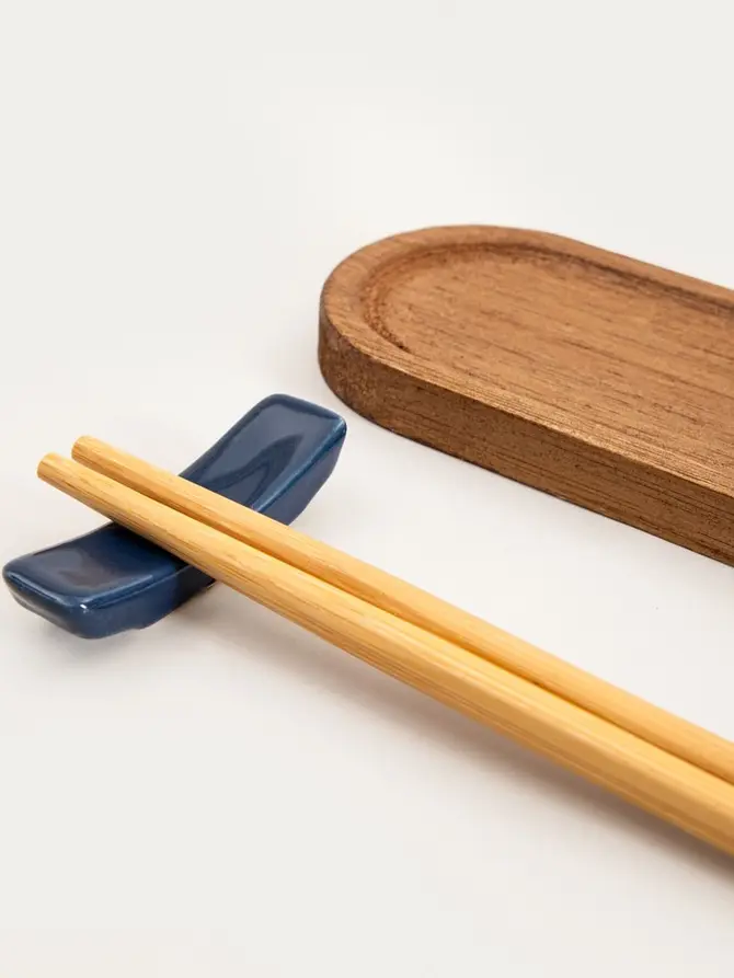 Zestaw AKITA do sushi z granatowymi miseczkami i akacjowymi deskami 8 el.