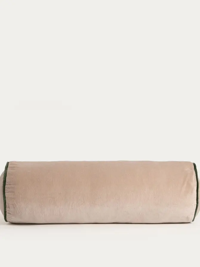 Poduszka FINA z bawełnianego aksamitu beżowa z zieloną lamówką, w kształcie walca 20x60cm