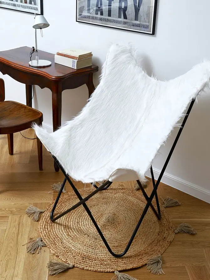 Fotel BUTTERFLY z metalową ramą - ecru z imitacji futra 70x80x102 cm