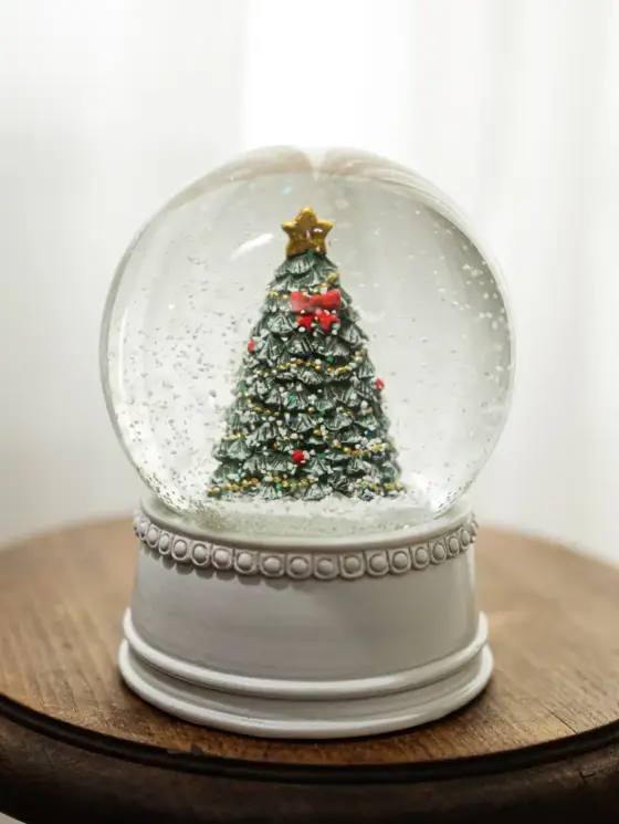 Kula śnieżna LED GLOBILIS z choinką na białej podstawie 10 cm