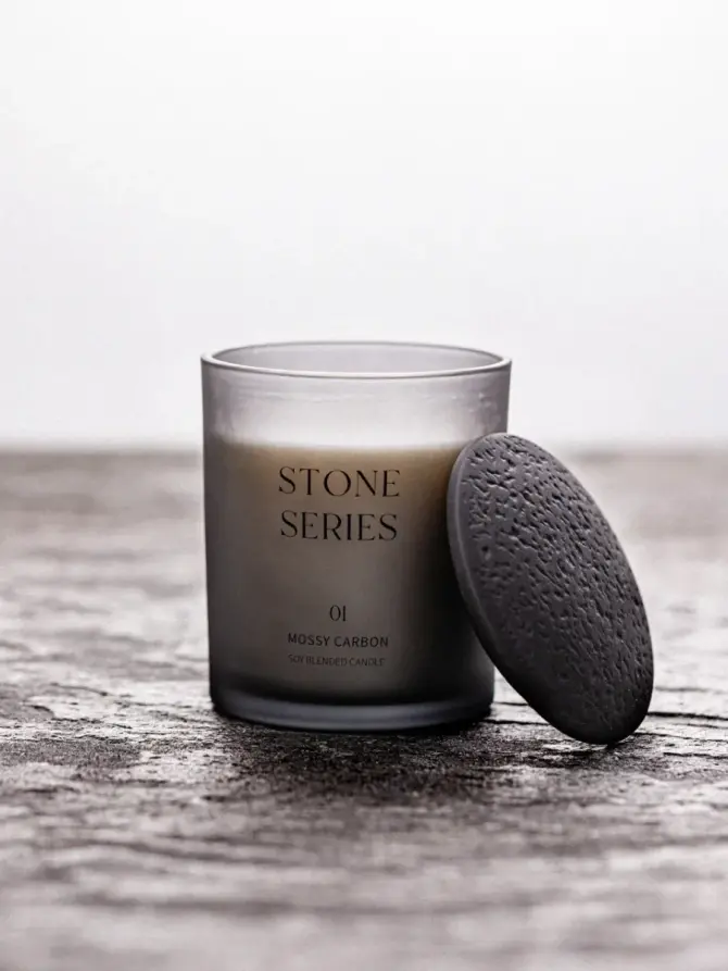 Świeca zapachowa z woskiem sojowym STONE 01 Mossy Carbon 290 g