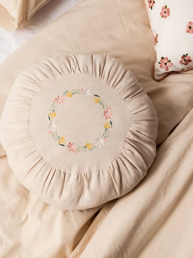 Poduszka BANF ecru bawełniana z dekoracyjnym haftem 38cm