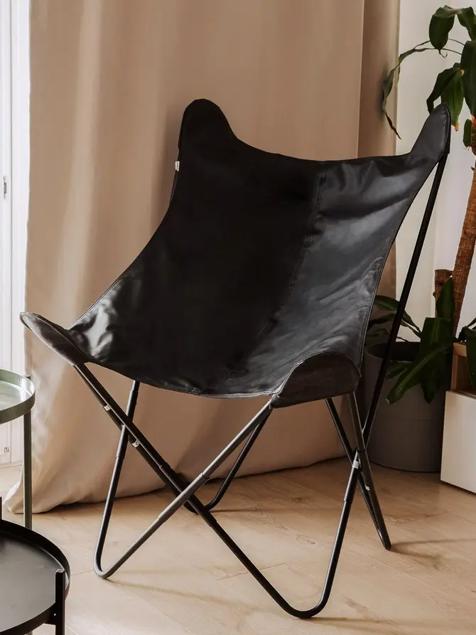 Fotel BUTTERFLY z metalową ramą - czarna eco skora 70x80x102 cm