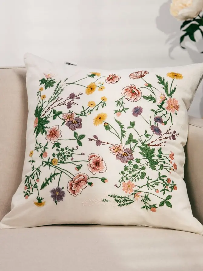 Poszewka MEADOW FLOWERS z haftowanym wzorem w kwiaty 45x45cm