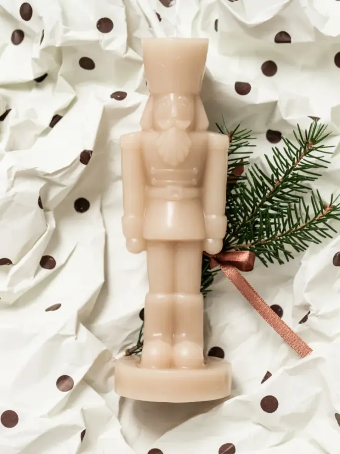 Świeca dekoracyjna NUTCRACKER dziadek do orzechów beżowy 150 g