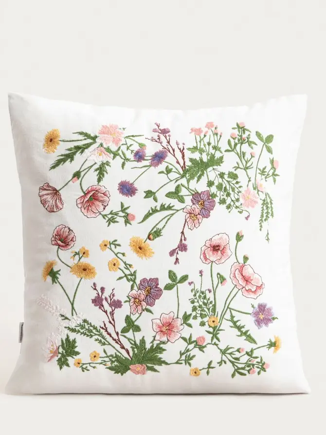 Poszewka MEADOW FLOWERS z haftowanym wzorem w kwiaty 45x45cm