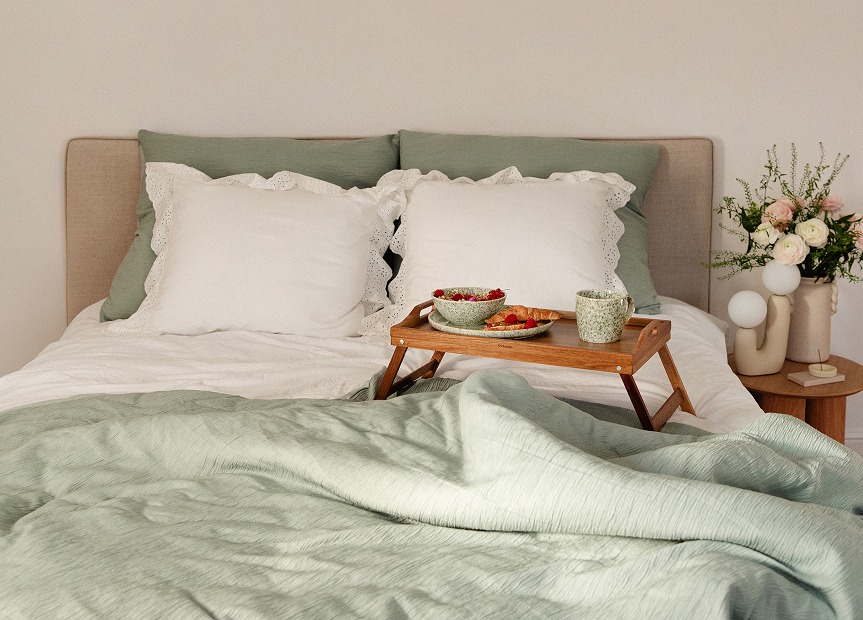 Interiorul unui magazin HOMLA cu produse elegante de home décor